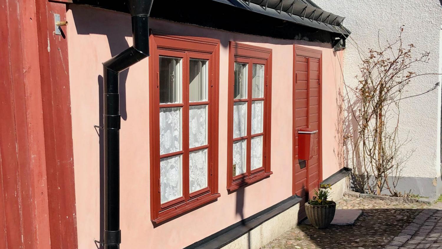 Boka 2026 - Nyrenoverat hus med egen uteplats, intill ringmuren