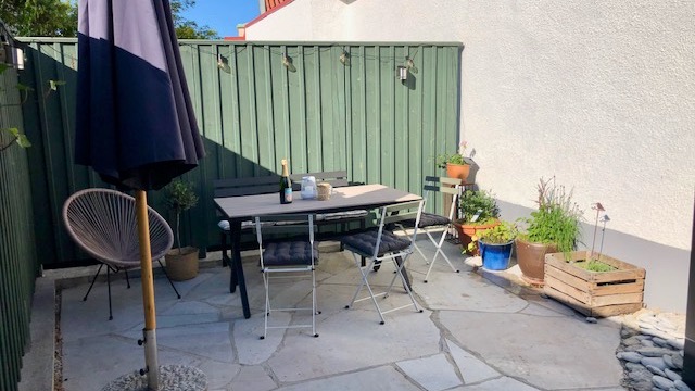 Boka 2026 - Nyrenoverat hus med egen uteplats, intill ringmuren