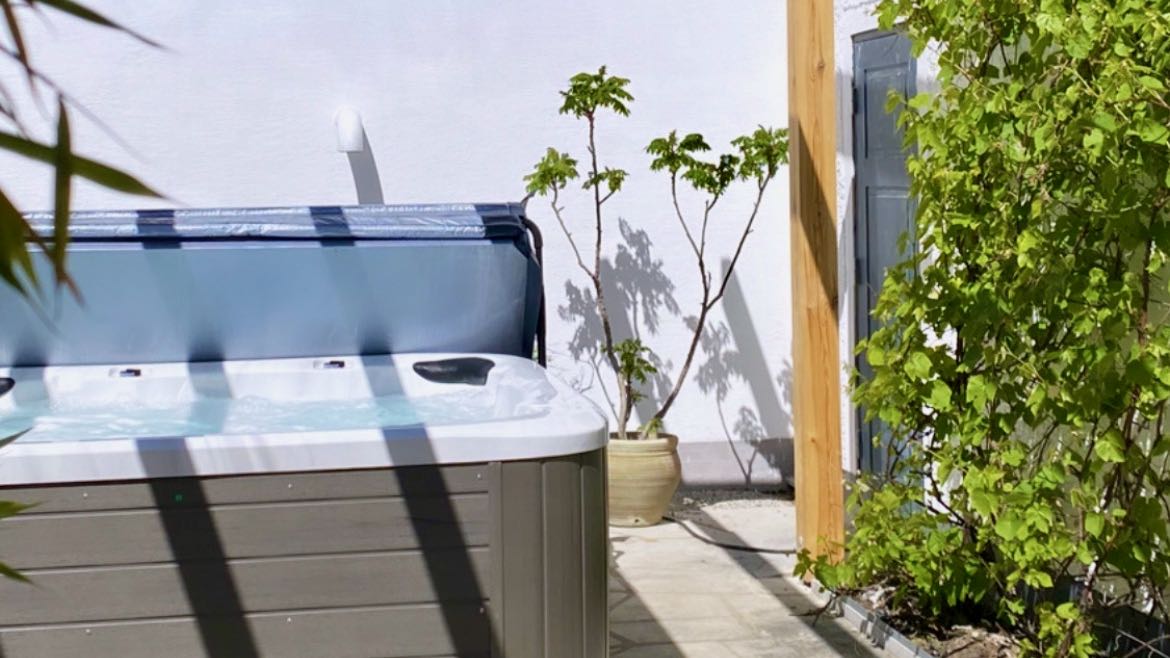 Boka 2024 - Lyxig villa på 320 m2 vid Visby centrum. 5 sovrum, 3 badrum och stor trädgård.