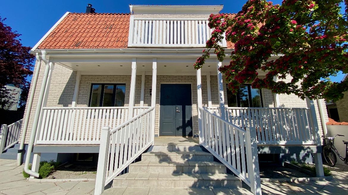 Boka 2024 - Lyxig villa på 320 m2 vid Visby centrum. 5 sovrum, 3 badrum och stor trädgård.
