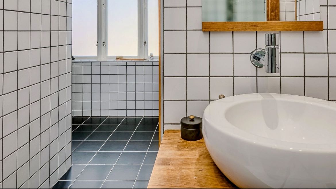 Boka 2024 - Lyxig villa på 320 m2 vid Visby centrum. 5 sovrum, 3 badrum och stor trädgård.