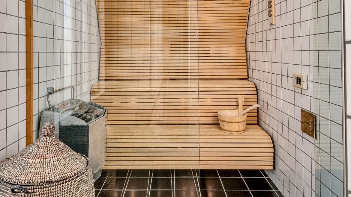 Boka 2024 - Lyxig villa på 320 m2 vid Visby centrum. 5 sovrum, 3 badrum och stor trädgård.