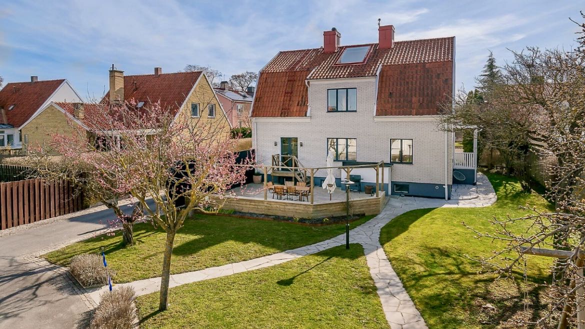 Boka 2024 - Lyxig villa på 320 m2 vid Visby centrum. 5 sovrum, 3 badrum och stor trädgård.