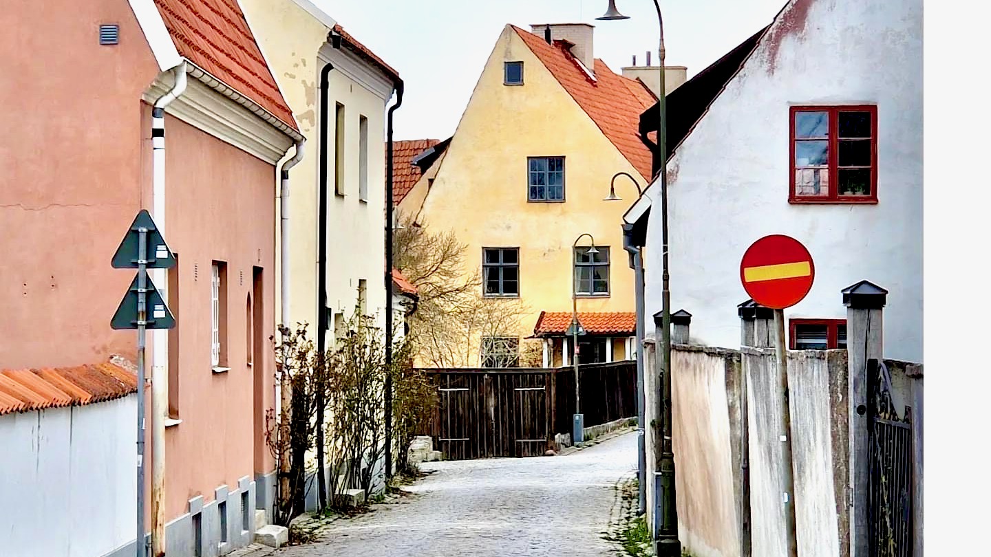 Boka 2023 - Villalägenhet med 4 rok med egen trädgård på Mellangatan uthyres under MVT