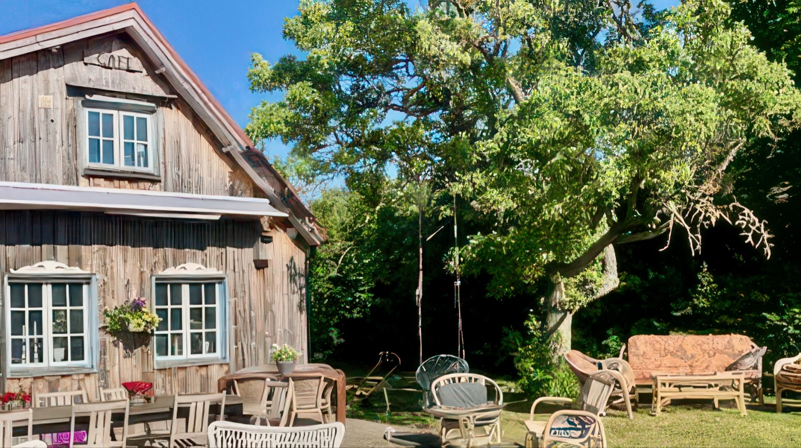 Boka 2026 - Semesterparadis, gård med 3 byggnader, vid Tofta strand. 16 bäddar.