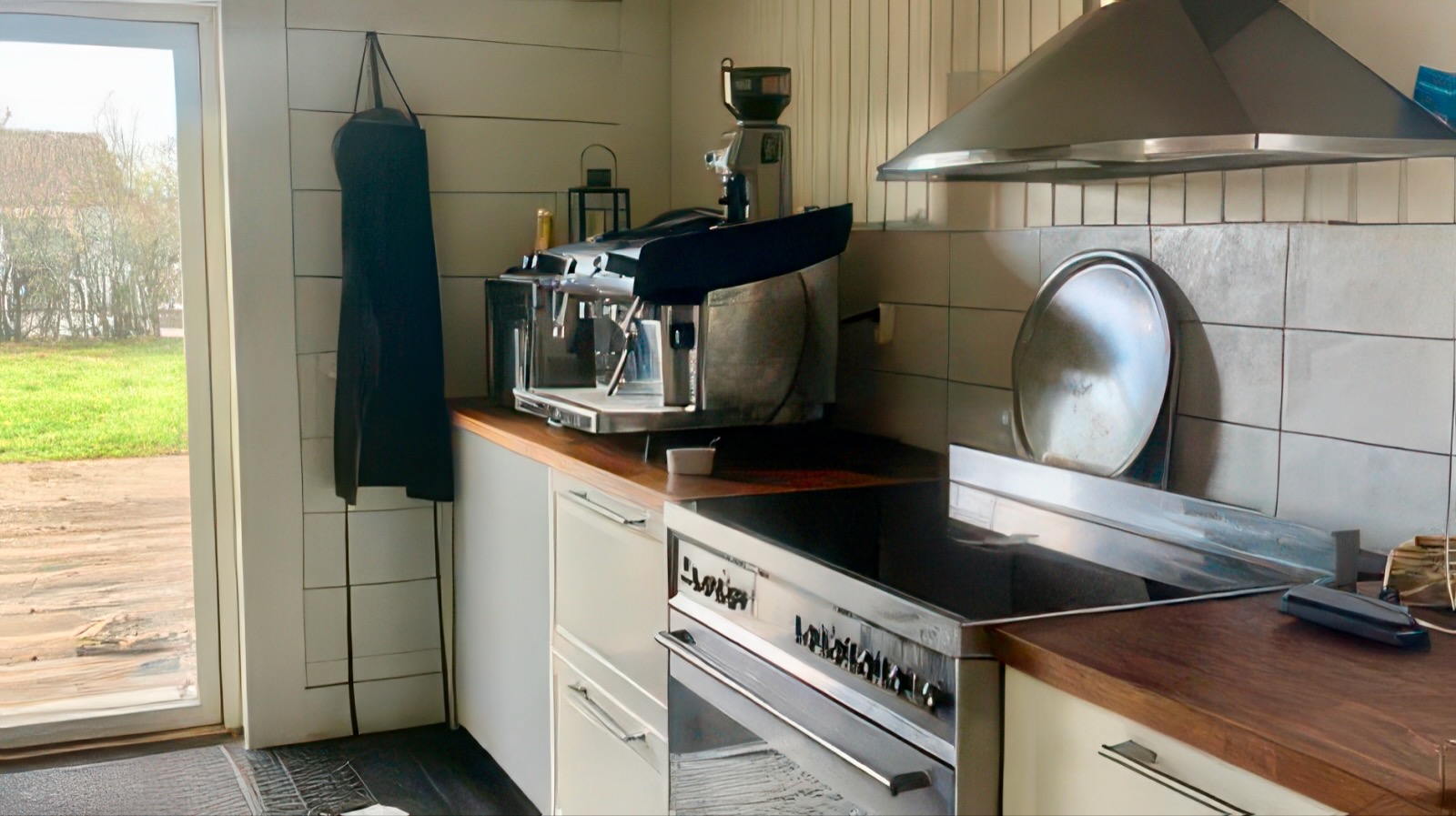 Boka 2026 - Semesterparadis, gård med 3 byggnader, vid Tofta strand. 16 bäddar.