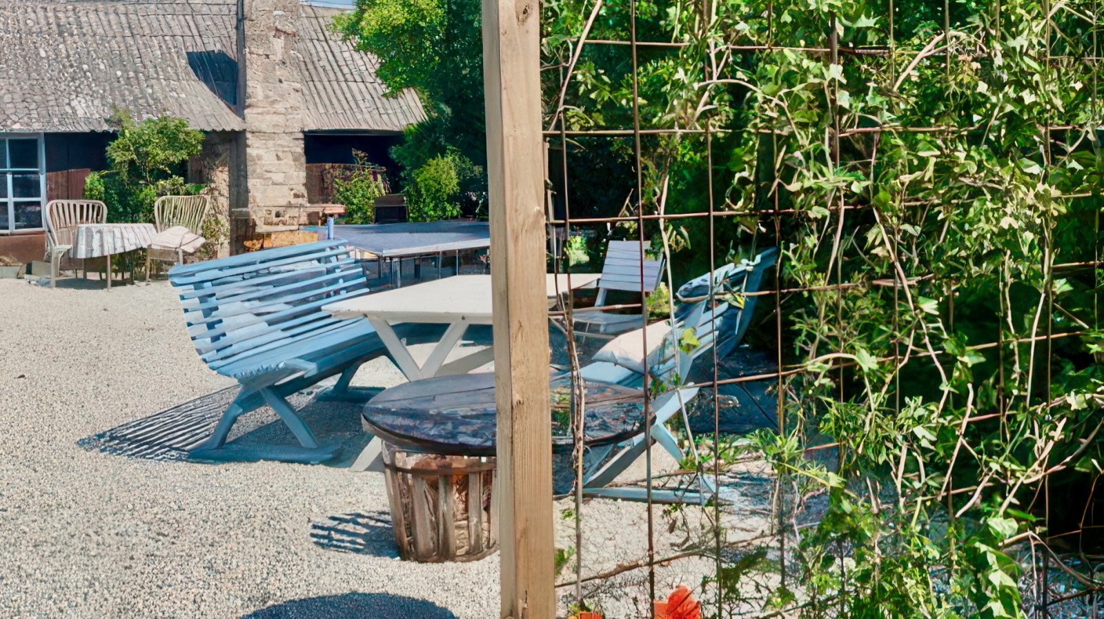 Boka 2026 - Semesterparadis, gård med 3 byggnader, vid Tofta strand. 16 bäddar.