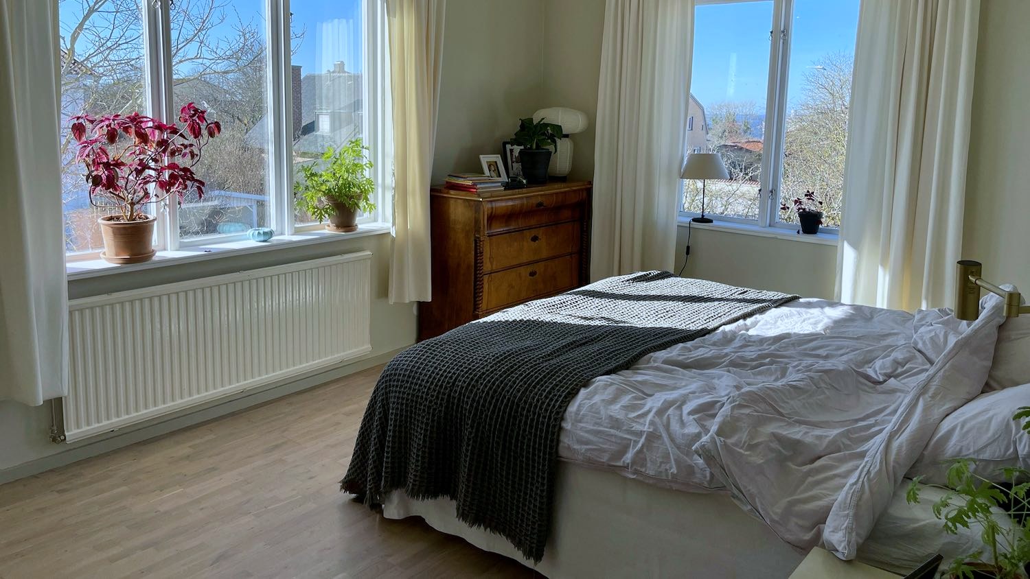 Boka 2027 - Villa på 3 plan med 4 sovrum och trädgård, några minuters promenad från ringmuren