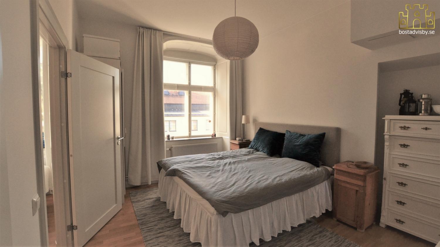 150 meter från Almedalen. Fräsch lägenhet för 5 personer.