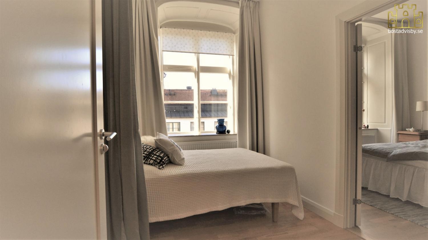 150 meter från Almedalen. Fräsch lägenhet för 5 personer.