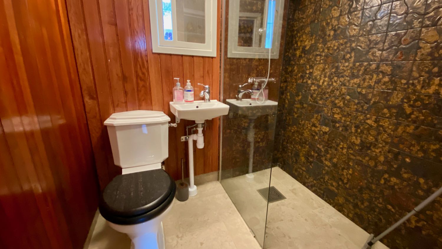 Villa med 5 sovrum och mingelträdgård intill S:t Hans Café, ett stenkast från Almedalen