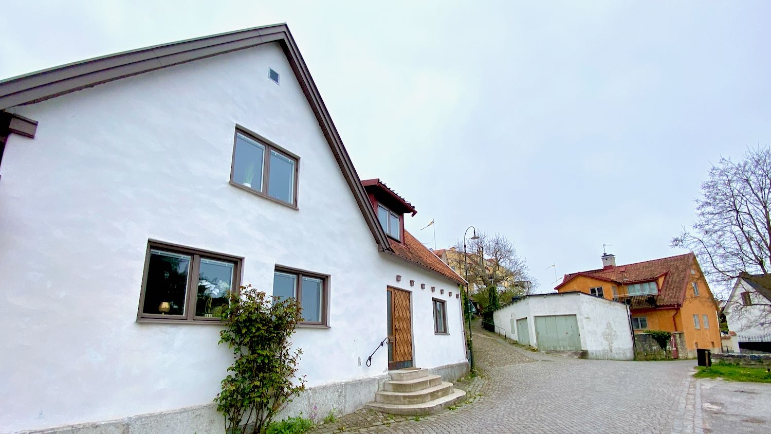 Villa med 5 sovrum och mingelträdgård intill S:t Hans Café, ett stenkast från Almedalen