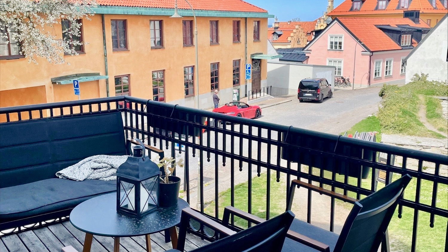 MTV 2026 - Stor etagelägenhet på 2 plan, precis intill S:t Hans ruin. Ett stenkast från Almedalen.