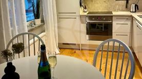 Boka 2024 - Fin lägenhet för 2-4 personer i Visby innerstad.