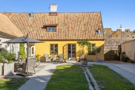 Boka 2023 - Hus på 3 plan med tillgång till en av Visbys bästa mingelgårdar(gård mot tillägg)