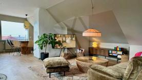 Vindsvåning med utsikt över Visbys takåsar, havet och solnedgången