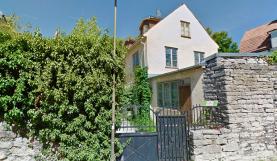 Boka 2026 - Villa på 3 plan, med stor mingelgård inramad av Stora torgets kurkoruin