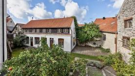 Boka 2026 - Fastighet i AA-läge! 18 bäddar/6 sovrum och stor gård för mingel. Stora torget!