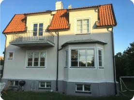 Rymlig villa med flexibla sällskapsytor och omfattande bäddkapacitet