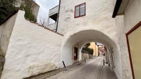 Boka 2026 - Mycket charmig 2:a i medeltida fastighet