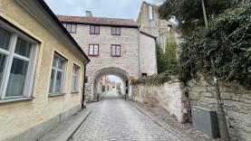 Boka 2026 - Medeltida fastighet på 3 plan och stor trädgård. 19 bäddar.