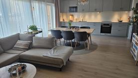 Boka 2026 - Modern l&auml;genhet p&aring; Stenkumlav&auml;g &ndash; nyproduktion med tv&aring; uteplatser och garageplats