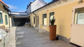Boka 2026 - G&aring;rdshus p&aring; S&ouml;dertorg &ndash; tre rum och uteplats mitt i Visby innerstad