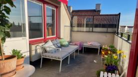 Boka 2026 - Representativ etagesl&auml;genhet, 6 rok, med utsikt &ouml;ver ringmuren och havet