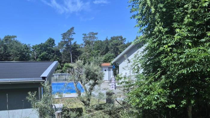 Fastighet med 7 sovrum, 3 badrum, 16 bäddar och pool. Langs väg, Visby
